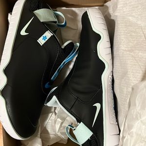 NIKE ZOOM PULSE: Size 7 WOMEN.